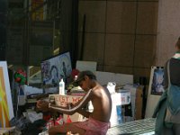 0037  Un aborigeno si dipinge prima di una danza tribale.