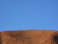 0012  Forte contrasto tra la roccia rossa e il cielo azzurro.