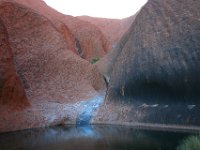 0014  La sorgente di acqua di Uluru. Ha garantito la sopravvivenza agli aborigeni che vivevano intorno alla montagna sacra in mezzo al deserto australiano.