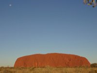 0026  Il tramonto ad Uluru. Il colore della montagna diventa sempre piu' rosso all'avvicinarsi del tramonto.