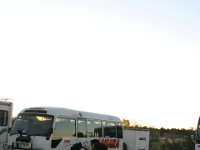 0056  Angela poco interessata al colore di Uluru al tramonto.