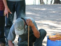 2123  Un aborigeno accende il fuoco...