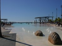 0007  La "piscina" pubblica di Cairns. Bellissimo mare ma non balneabile per il fondale fangoso: una grande piscina all'aperto accontenta gli abitanti di Cairns.
