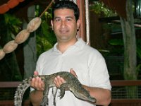 0008  Pericolossissimo coccodrillo domato dall'esperto Leonardo. Il nastro adesivo intorno alla bocca del coccodrillo serve solo per non spaventare il fotografo Angela.