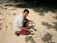 0027  ...e mangia la noce di cocco!