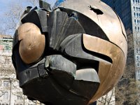 IMG 9839  Una sfera che è stata danneggiata dalla caduta delle due torri.